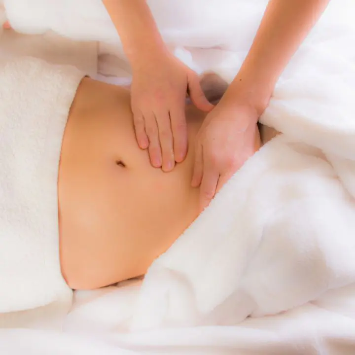Massage ayurvédique du ventre réalisé dans le cadre d’une formation en ligne en techniques de bien-être