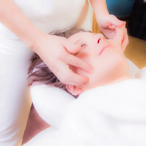 Formation en massage réflexologie faciale certifiante au CFATBE