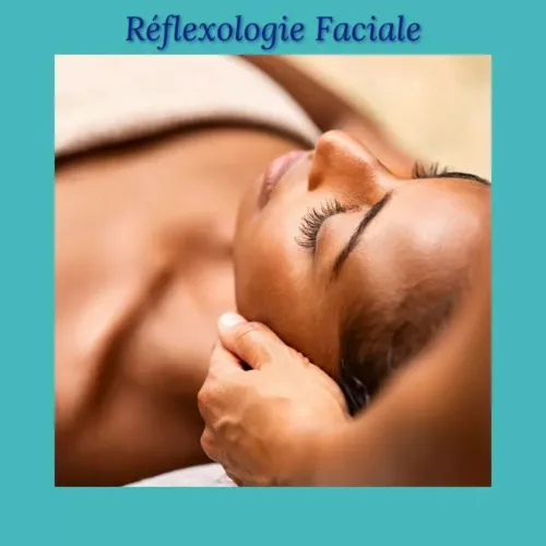 Femme recevant une séance de réflexologie faciale lors d’une formation certifiante CFATBE