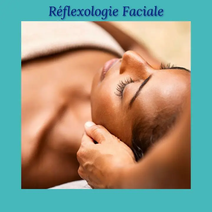 Femme recevant une séance de réflexologie faciale lors d’une formation certifiante CFATBE