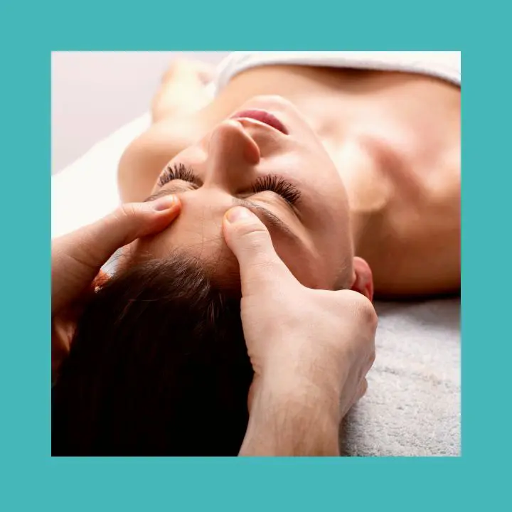 Massage métamorphique appliqué sur la tête d'une personne allongée durant une séance en présentiel